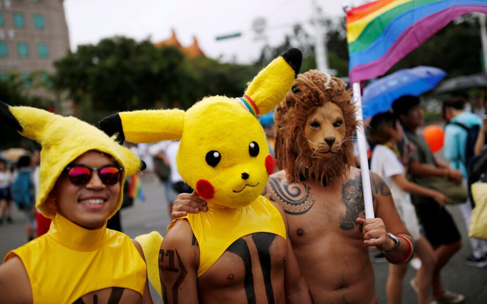 LGBTQプライドパレードでピカチュウの帽子をかぶっている方々