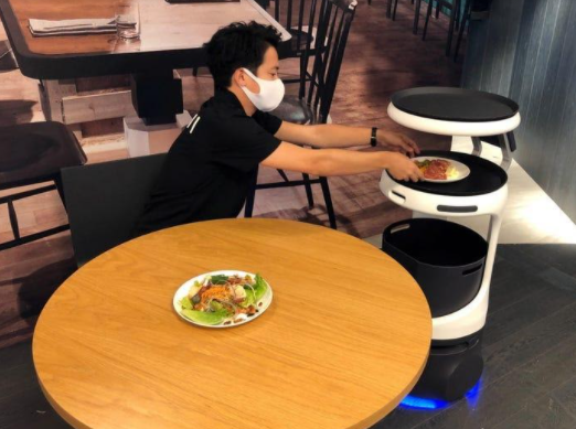 Ресторанные роботы с искусственным интеллектом в Японии