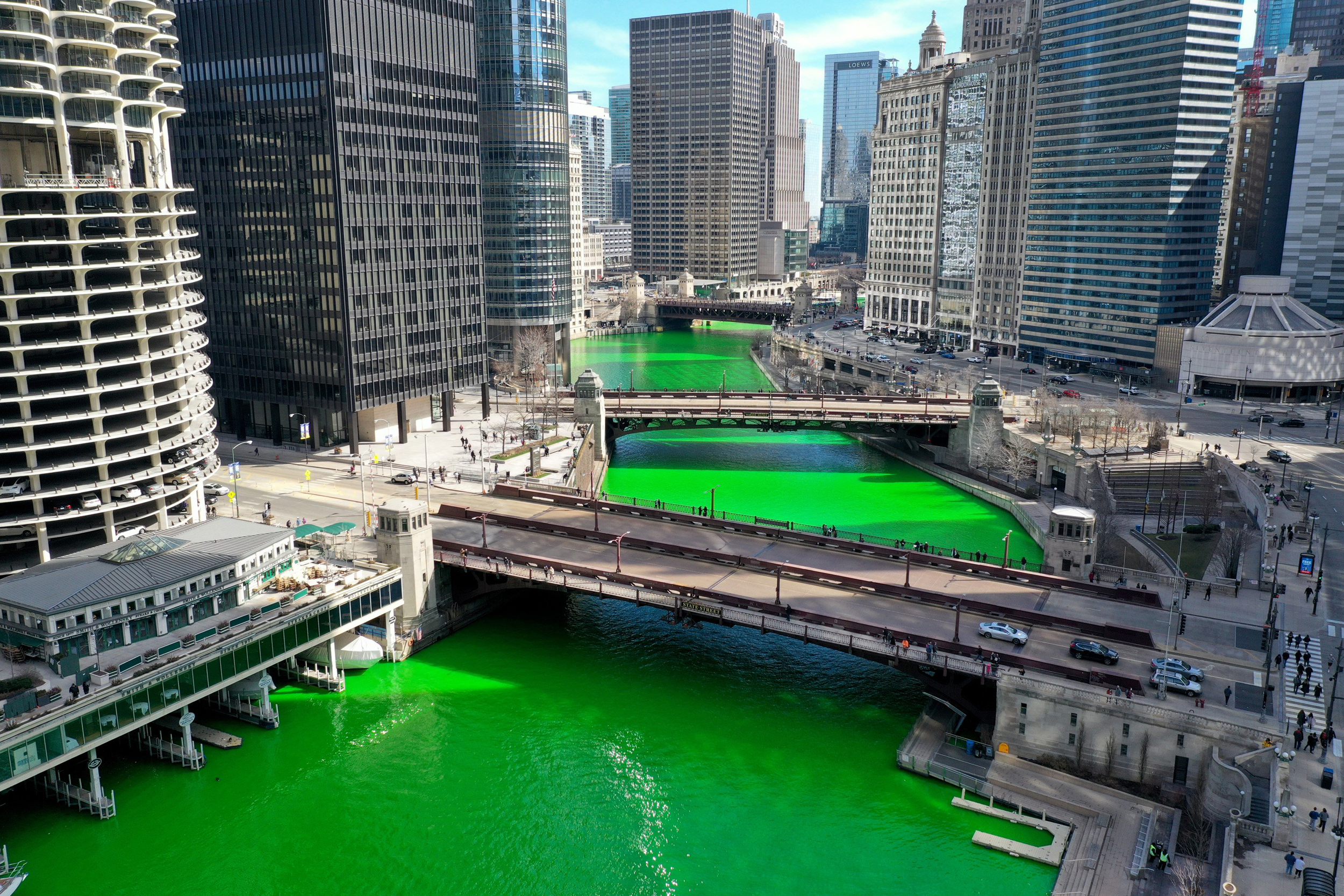 聖パトリックの祝日に緑色に染まるシカゴ川