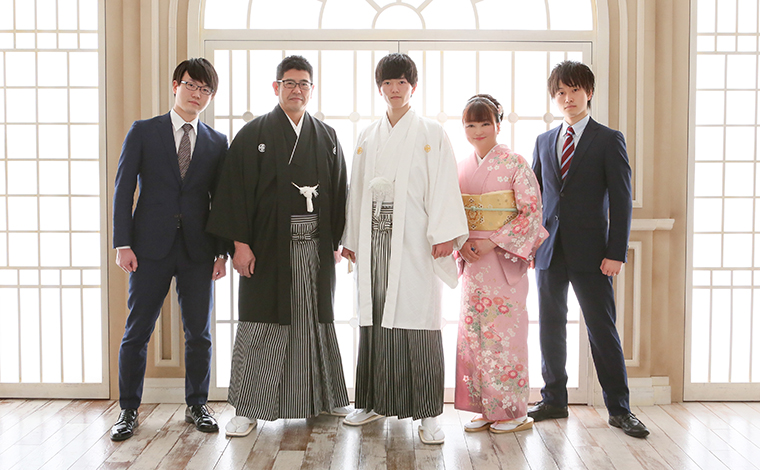 A family seijin no hi picture, with young men wearing both suits and haori and hakama.